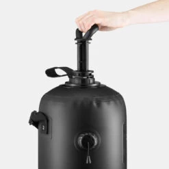 Quechua DOUCHE PRESSION SOLAIRE POUR LE CAMPING - 10 LITRES 5 Quechua DOUCHE PRESSION SOLAIRE POUR LE CAMPING - 10 LITRES -Petromax Soldes Boutique douche pression solaire pour le camping 10 litres 1